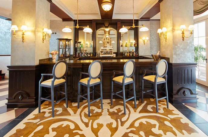 Bar Mansion De Lucy
